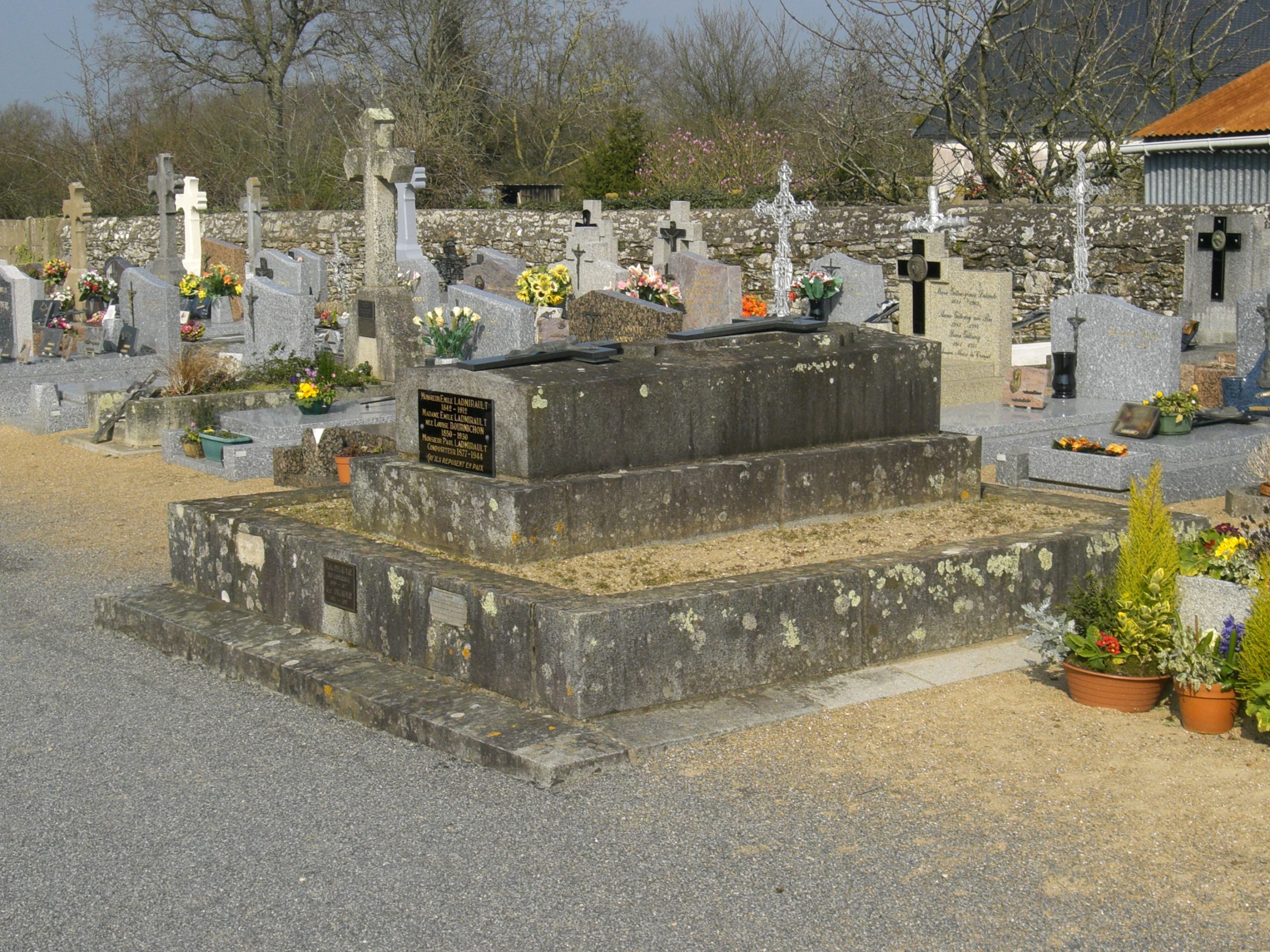 Ou Se Trouve La Tombe De Jean Paul Belmondo Qui repose à Camoël (56) ? – Bertrand Beyern