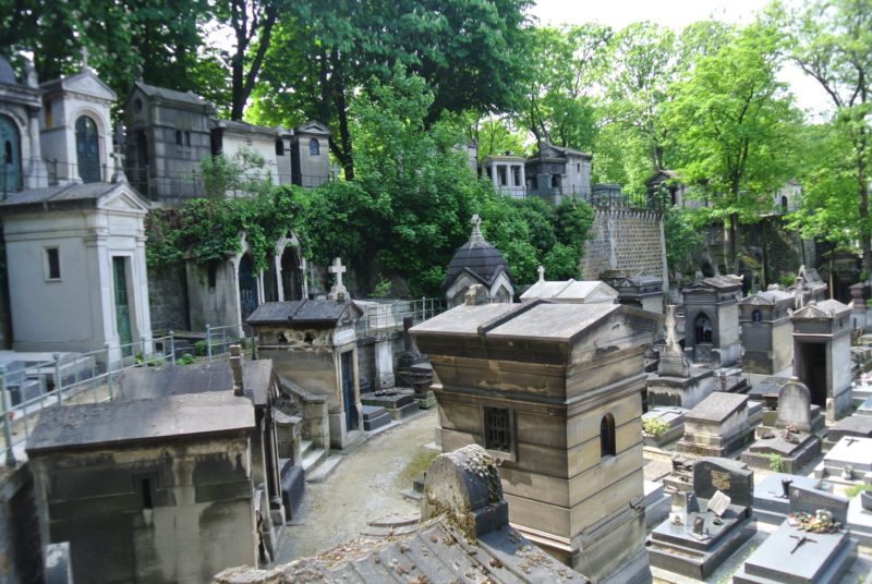 Humour et esprit au cimetière Montmartre : des Guitry et Offenbach à Dalida, France Gall et Dick Rivers ! (Sans réservation).