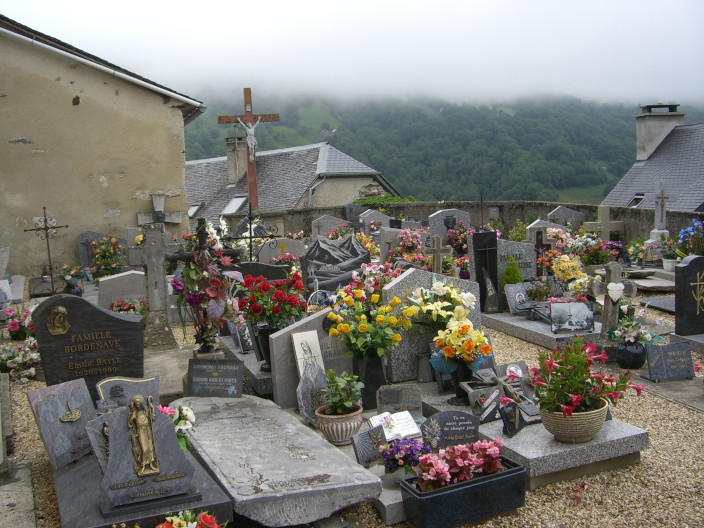 Le modeste cimetière de Sers.